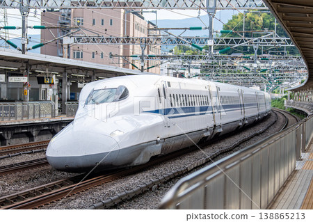東海道山陽新幹線經過該站。 138865213
