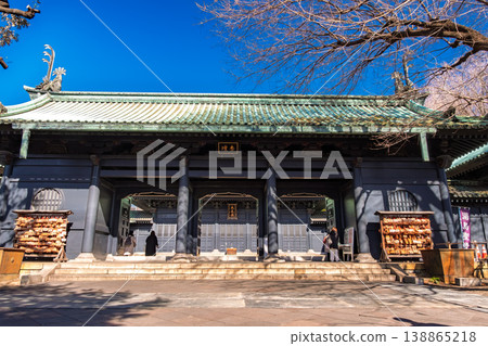 在東京文京區,湯島青道的大門「京壇門」在湛藍的天空下格外醒目。 在東京文京區,湯島青道的大門「京壇門」在湛藍的天空下格外醒目。 138865218