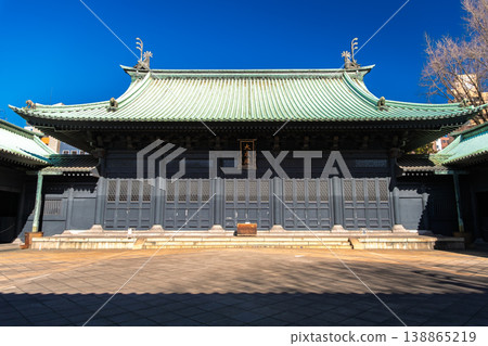 東京文京區湯島政道的「大成殿」和湛藍的天空。 東京文京區湯島政道的「大成殿」和湛藍的天空。 138865219