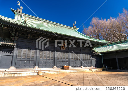 東京文京區湯島政道的「大成殿」和湛藍的天空。 東京文京區湯島政道的「大成殿」和湛藍的天空。 138865220