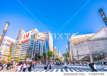 4月12日，日本東京的城市景觀。畫面展現了熙熙攘攘的數寄屋橋十字路口和擠滿遊客的索尼公園。背景是銀座四丁目。 138865466