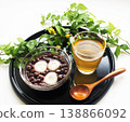 紅豆湯（甜紅豆湯）、冰鎮白玉紅豆湯（紅豆湯佐糯米糰）、紅豆湯（紅豆湯佐糯米糰）、大麥茶、夏日甜點。 138866092