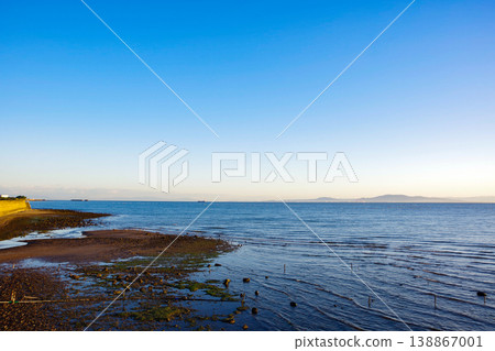 藍天和清晨的海邊景色 138867001