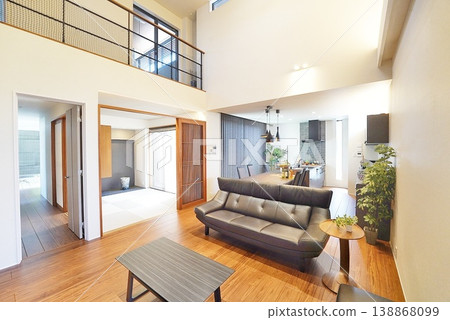 Large living-dining room with a colonnade 138868099