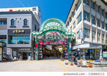 這是愛媛郡松山市道後溫泉站前的拱廊街「道後海卡拉街」的入口景象。 這是愛媛郡松山市道後溫泉站前的拱廊街「道後海卡拉街」的入口景象。 138868113