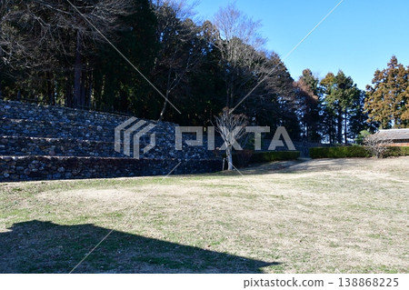 Hachigata Castle 153: Stone walls of the third enclosure, post-and-beam buildings 138868225