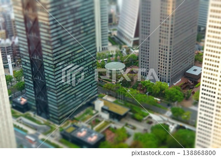 從東京都廳展望台上拍攝的日落時分的三井大廈和新宿中心廣場的微縮立體模型照片。 從東京都廳展望台上拍攝的日落時分的三井大廈和新宿中心廣場的微縮立體模型照片。 138868800