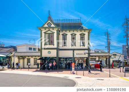 伊予鐵道後溫泉站，外觀充滿明治時代的復古氣息；在陽光明媚的日子裡，車站廣場的景色盡收眼底。 138869198