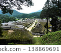 茅草屋頂的驛站小鎮，典型的日本風景，依偎在群山之中的古老房屋村莊。 138869691