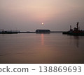 工業港口的寧靜夜晚，夕陽西下，天空和大海倒映在湖上。 138869693
