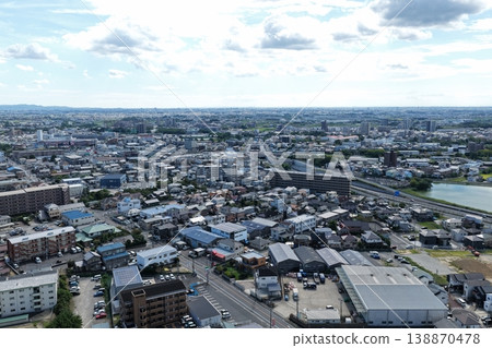 從空中俯瞰愛知縣豐田市元町工廠周圍的住宅區和工業區。 138870478
