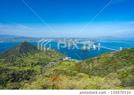 從島波海道上的木山展望台可以眺望來島海峽大橋和瀨戶內海的眾多島嶼。 從島波海道上的木山展望台可以眺望來島海峽大橋和瀨戶內海的眾多島嶼。 138870534