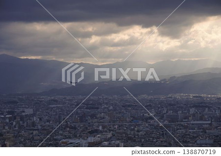 一架飛機飛越居民區 138870719