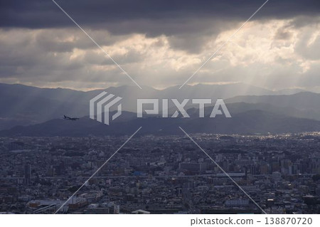 一架飛機飛越居民區 138870720