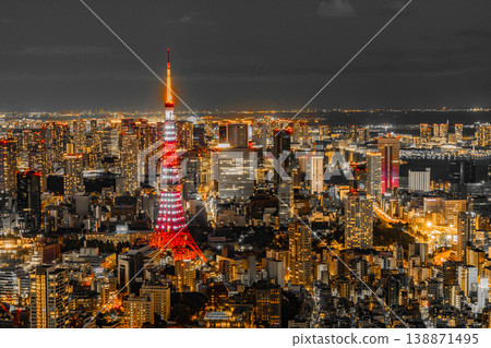 夜幕降臨,從高處俯瞰一座無線電塔。 夜幕降臨,從高處俯瞰一座無線電塔。 138871495
