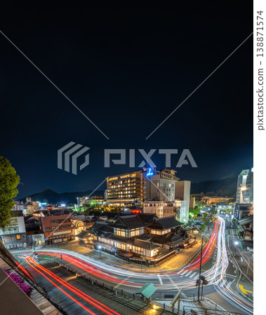 愛媛郡松山市道後溫泉本館夜景：空拍照片，畫面中有汽車燈光軌跡。 138871574