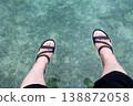女人的腳進入大海 138872058