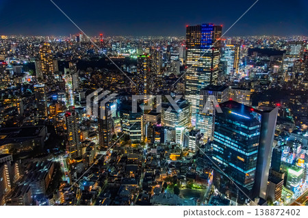 從東京港區六本木新城眺望東京中城、六本木大塔以及璀璨的夜景。 從東京港區六本木新城眺望東京中城、六本木大塔以及璀璨的夜景。 138872402