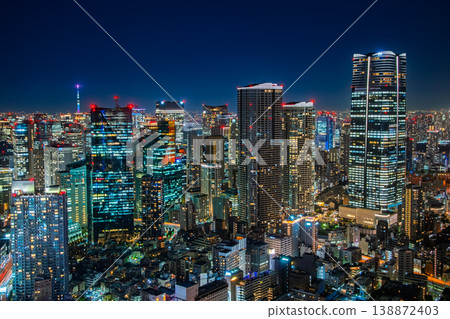 從東京港區六本木新城眺望六本木和麻布台新城,以及這座大都市璀璨的夜景。 從東京港區六本木新城眺望六本木和麻布台新城,以及這座大都市璀璨的夜景。 138872403
