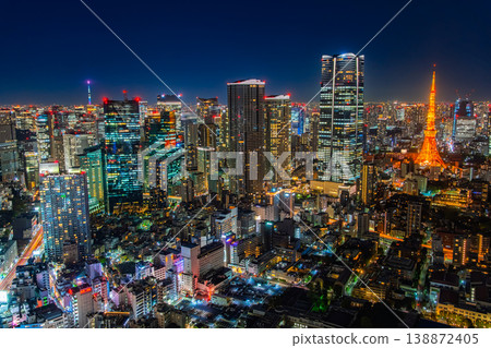 從東京港區六本木新城眺望東京鐵塔、麻布台新山、這座大都市璀璨的夜景。 138872405
