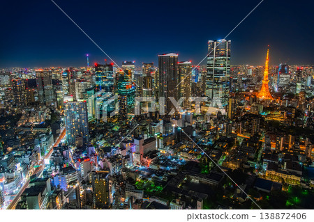 從東京港區六本木新城眺望東京鐵塔、麻布台新山、這座大都市璀璨的夜景。 138872406