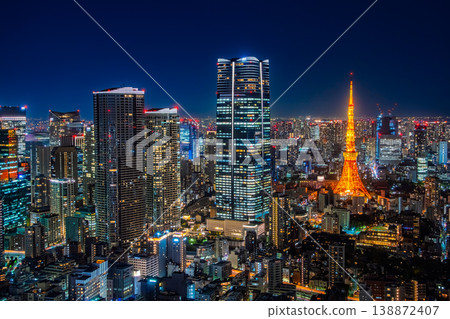 從東京港區六本木新城眺望東京鐵塔、麻布台新山、這座大都市璀璨的夜景。 138872407