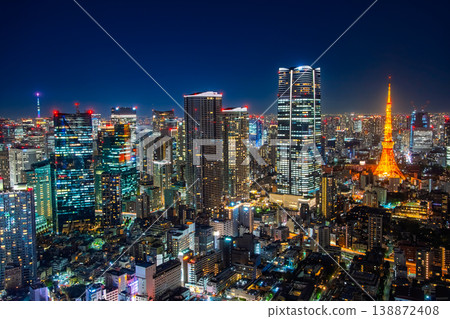 從東京港區六本木新城眺望東京鐵塔、麻布台新山、這座大都市璀璨的夜景。 138872408