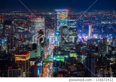 從東京港區六本木新城眺望澀谷站附近摩天大樓的夜景。 138872412