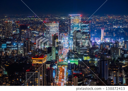 從東京港區六本木新城眺望澀谷站附近摩天大樓的夜景。 從東京港區六本木新城眺望澀谷站附近摩天大樓的夜景。 138872413