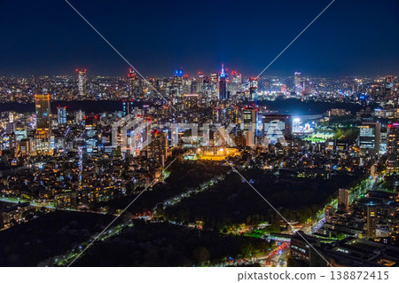 The darkness of Aoyama Cemetery and the densely packed night view of Shinjuku, a sub-city center, as seen from Roppongi Hills in Minato Ward, Tokyo. The darkness of Aoyama Cemetery and the densely packed night view of Shinjuku, a sub-city center, as seen from Roppongi Hills in Minato Ward, Tokyo. 138872415
