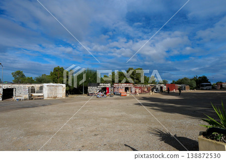 位於突尼斯迦太基遺址比爾薩山入口附近的紀念品商店。 138872530