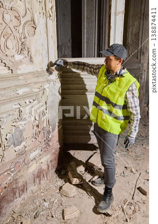 Evaluating plaster state through visual examination and detailed notes Evaluating plaster state through visual examination and detailed notes 138874411