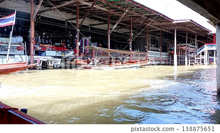 泰國水上市場的景象，運河兩岸林立著商店。 138875651