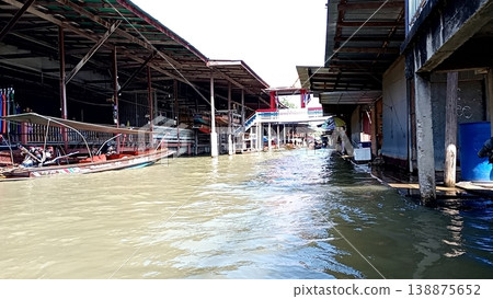 泰國水上市場的景象,運河兩岸林立著商店。 泰國水上市場的景象,運河兩岸林立著商店。 138875652