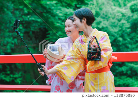 一名身穿浴衣的女子在溫泉旅行中自拍。 一名身穿浴衣的女子在溫泉旅行中自拍。 138876880
