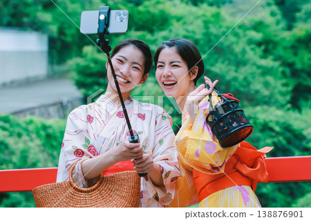 一名身穿浴衣的女子在溫泉旅行中自拍。 一名身穿浴衣的女子在溫泉旅行中自拍。 138876901