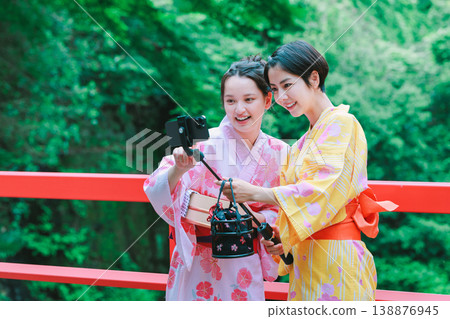 一名身穿浴衣的女子在溫泉旅行中自拍。 一名身穿浴衣的女子在溫泉旅行中自拍。 138876945