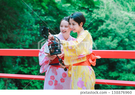 一名身穿浴衣的女子在溫泉旅行中自拍。 138876960