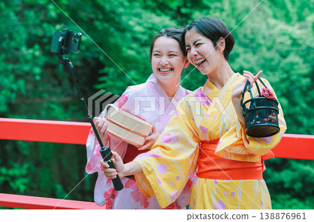 一名身穿浴衣的女子在溫泉旅行中自拍。 一名身穿浴衣的女子在溫泉旅行中自拍。 138876961