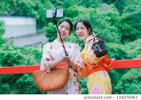 一名身穿浴衣的女子在溫泉旅行中自拍。 一名身穿浴衣的女子在溫泉旅行中自拍。 138876963