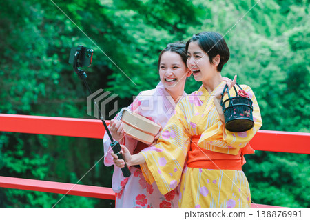 一名身穿浴衣的女子在溫泉旅行中自拍。 一名身穿浴衣的女子在溫泉旅行中自拍。 138876991