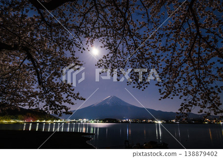 春天的河口湖：夜晚櫻花盛開，富士山巍峨聳立，景色壯麗。 138879402