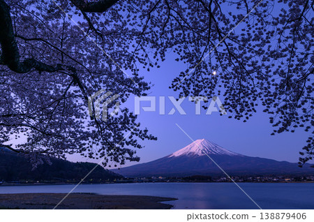 Lake Kawaguchi in spring: The magnificent spectacle of cherry blossoms in full bloom at night and Mount Fuji. Lake Kawaguchi in spring: The magnificent spectacle of cherry blossoms in full bloom at night and Mount Fuji. 138879406