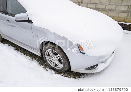 Fall asleep wet snow car. Snowfall of wet snow. Snow lying on the car Fall asleep wet snow car. Snowfall of wet snow. Snow lying on the car 138879700