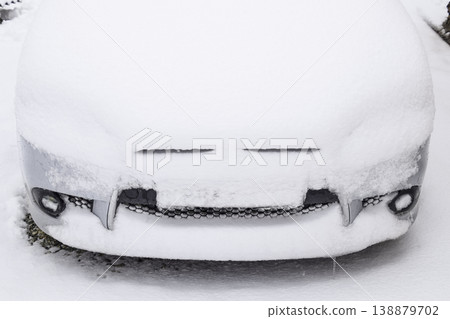 Fall asleep wet snow car. Snowfall of wet snow. Snow lying on the car 138879702