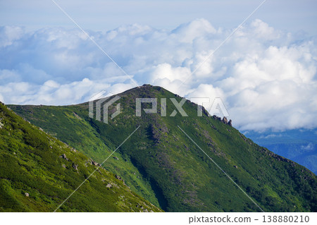 北海道群山鬱鬱蔥蔥,嶙峋山峰聳立於雲霄之上,構成一幅令人嘆為觀止的壯麗景色,展現了北海道雄偉的自然風光。這些風景攝影作品捕捉了北海道雄壯的自然美景。 北海道群山鬱鬱蔥蔥,嶙峋山峰聳立於雲霄之上,構成一幅令人嘆為觀止的壯麗景色,展現了北海道雄偉的自然風光。這些風景攝影作品捕捉了北海道雄壯的自然美景。 138880210