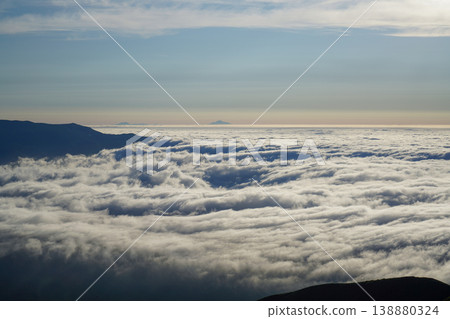 浩瀚的雲海穿梭於群山之間。清晨，雲海在山脈間鋪展開來，構成了一幅夢幻般的景象。這片夢幻般的雲海，橫亙在北海道的山脈之間。 138880324