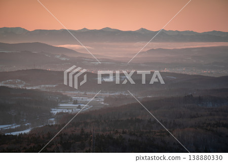 北海道冬日日落的壯麗全景,朦朧的山谷和綿延的山脈輪廓,展現出北海道令人嘆為觀止的自然風光。 北海道冬日日落的壯麗全景,朦朧的山谷和綿延的山脈輪廓,展現出北海道令人嘆為觀止的自然風光。 138880330