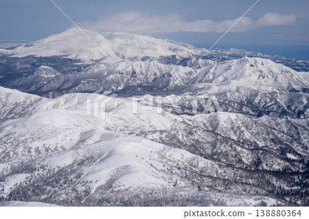 北海道的冬天:巍峨的雪山和火山。令人嘆為觀止的景色,展現了北海道壯麗的自然風光。風景攝影捕捉了北海道雄偉的自然美景。 北海道的冬天:巍峨的雪山和火山。令人嘆為觀止的景色,展現了北海道壯麗的自然風光。風景攝影捕捉了北海道雄偉的自然美景。 138880364