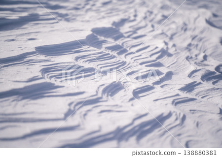 冬日雪景被風雕琢,展現出北海道壯麗的自然風光。再生能源風力發電與北海道 冬日雪景被風雕琢,展現出北海道壯麗的自然風光。再生能源風力發電與北海道 138880381
